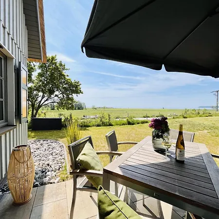 Huus Waterkant 18 Klein Stresow Ruegen By Ruyastay Casa vacanze Putbus